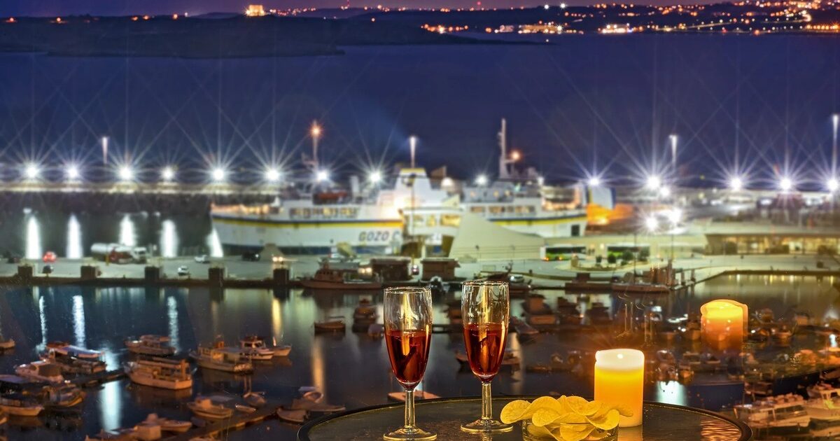 dining at night at the harbour